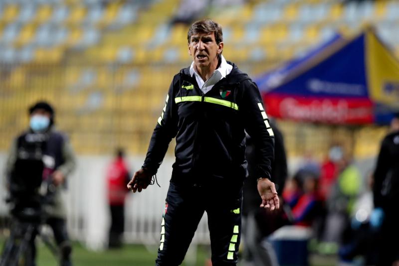 Gustavo Costas espera derrotar a Colo Colo en el estadio Monumental. Agencia Uno.