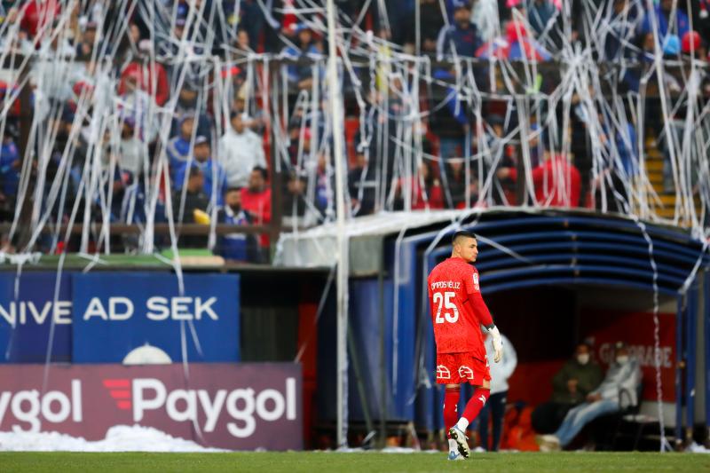 Campos no solo cuenta con el repaldo del DT de la U: ex jugadores y fanaticada apoyan al juvenil arquero azul