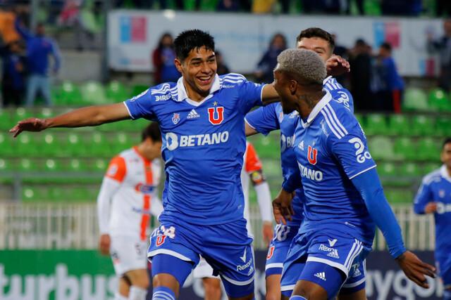 Darío Osorio celebrando su gol con la U.