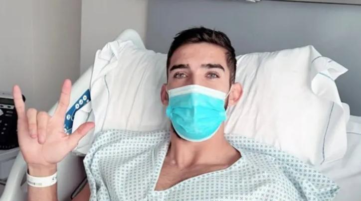 Emiliano Amor, jugador de Colo Colo, tras ser operado.