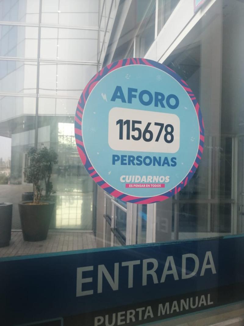 El aforo de un centro comercial que causa rabia en redes sociales por la difernecia con los aforos en el fútbol.