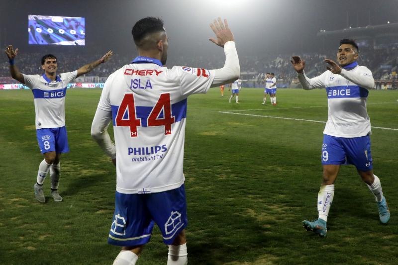 Mauricio Isla le dio el triunfo a la UC en su último partido ante Cobresal.