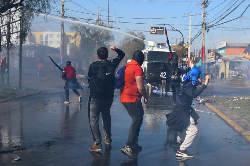 Hinchas enfrentando a Carabineros (Photosport)