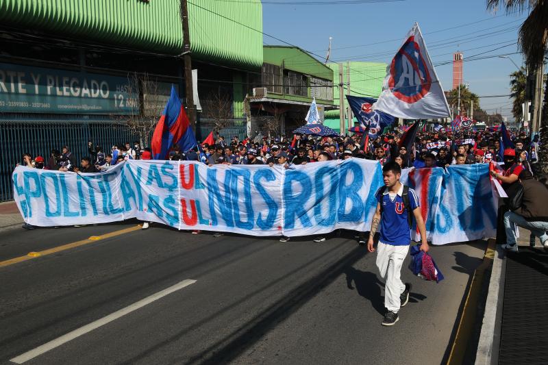 Los hinchas de la U marchando por El Parrón (Photosport)