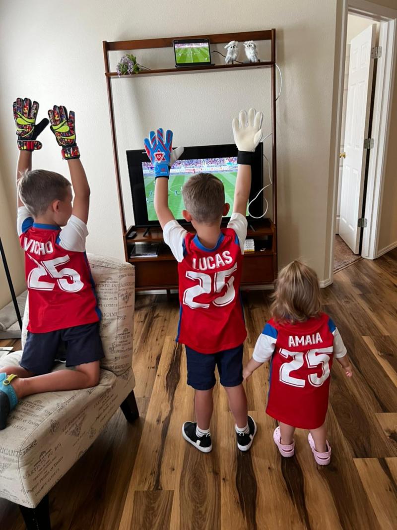 Sobrinos de Paz Ocampo viendo el Superclásico con el '25' de Cristóbal Campos en su espalda