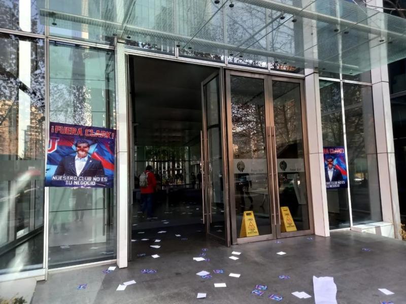 Hinchas de la U llegaron a las oficinas de Sartor en Las Condes.