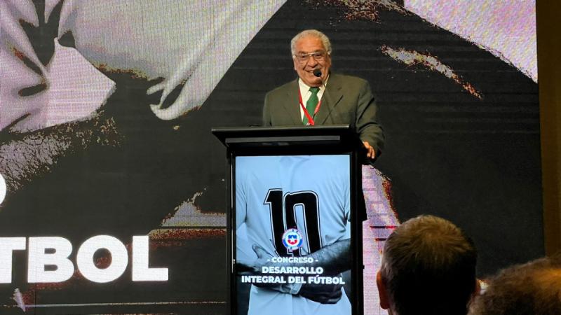 Reinaldo Sánchez recibió un galvano y una medalla como homenaje por crear el CDF (actual TNT Sports)