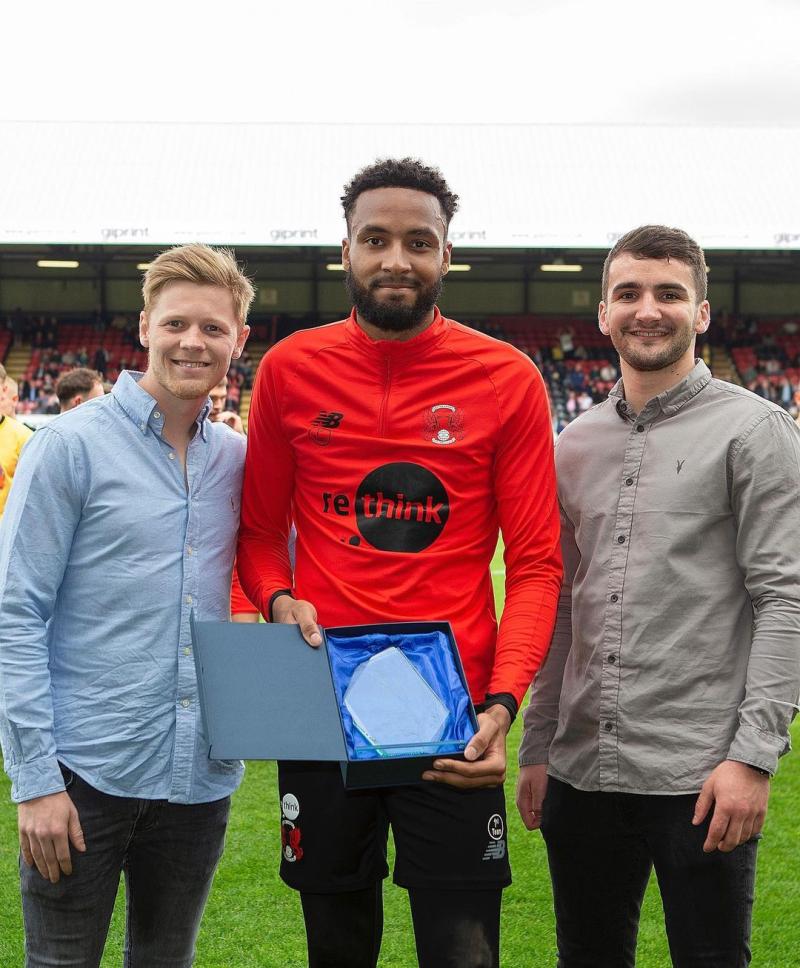 Lawrence Vigouroux con sus premios al mejor del año en el Leyton Orient.