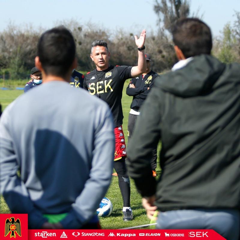 Gustavo Canales dirigiendo su primer entrenamiento con Unión Española