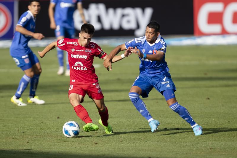 Matías Moya enfrentando a la U en el Campeonato Nacional.