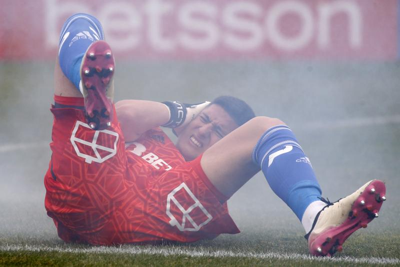 Martín Parra fue agredido por bombas de estruendo provenientes de la barra de la UC