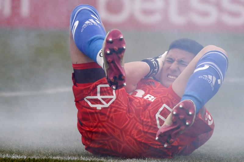 Martín Parra durante la agresión que sufrió por hinchas de la UC.