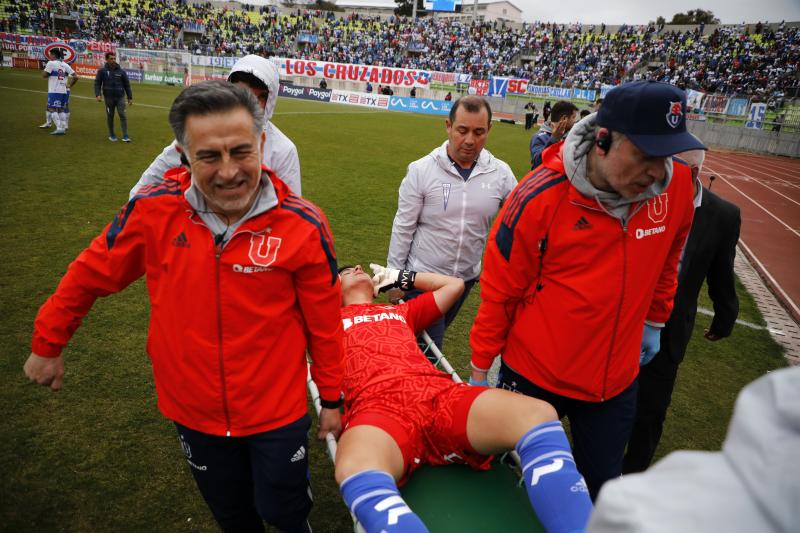 Martín Parra, portero de la U, tuvo que ser retirado en ambulancia tras la explosión de un fuego de artificio