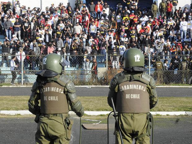 Carabineros en el estadio.