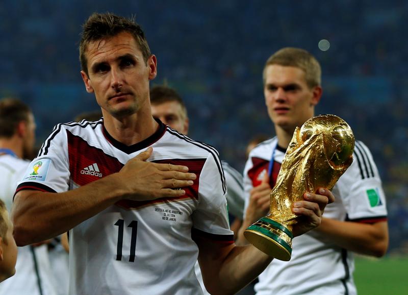 Miroslav Klose superó con la selección alemana 7-1 a Brasil y se alzó como campeón del mundo.