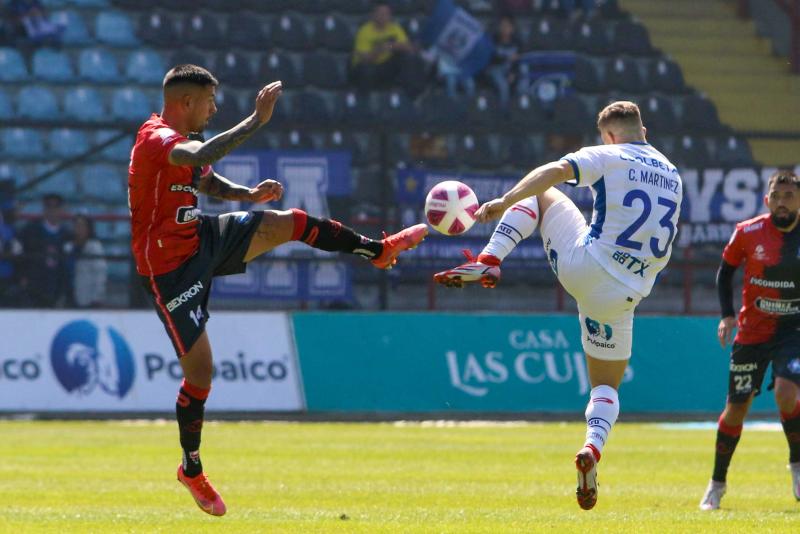 Huachipato y Antofagasta ya juegan en Talcahuano.