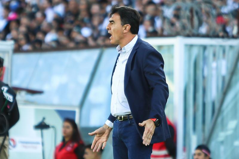 Gustavo Quinteros en el partido de Colo Colo vs Curicó Unido.