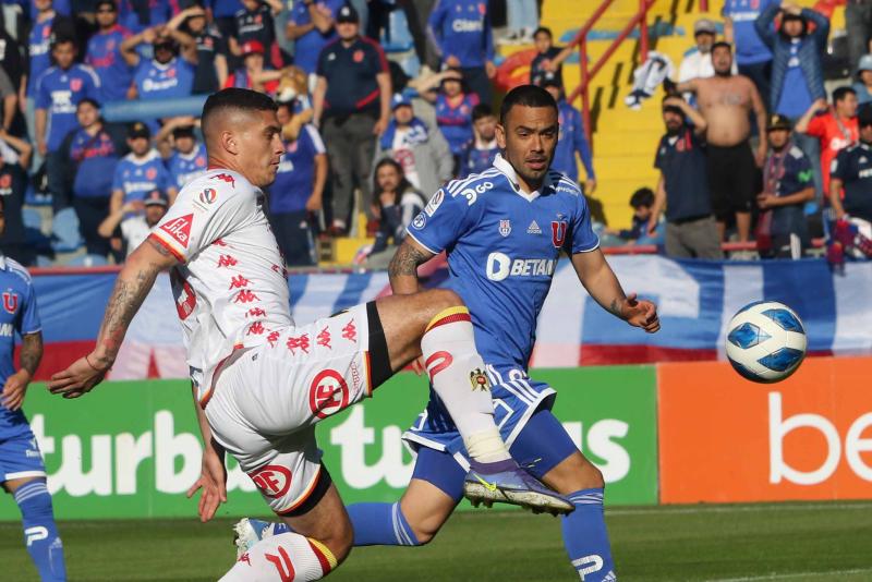 La U se quedó sin su dupla de centrales antes de finalizar el primer tiempo.