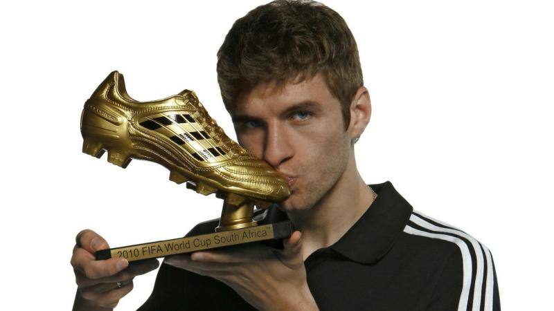 Thomas Müller junto a su Bota de Oro tras ser elegido mejor jugador joven en el Mundial de Sudáfrica 2010.