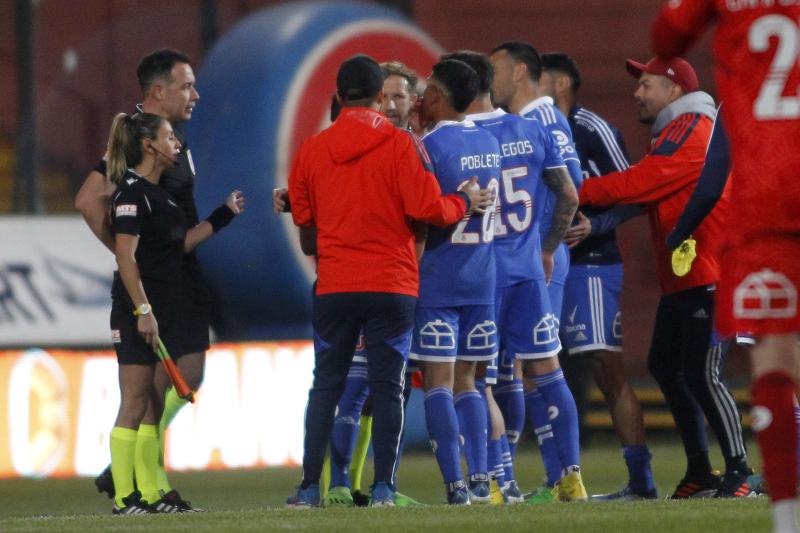 Jugadores de la U le reclamaron a los jueces del partido.