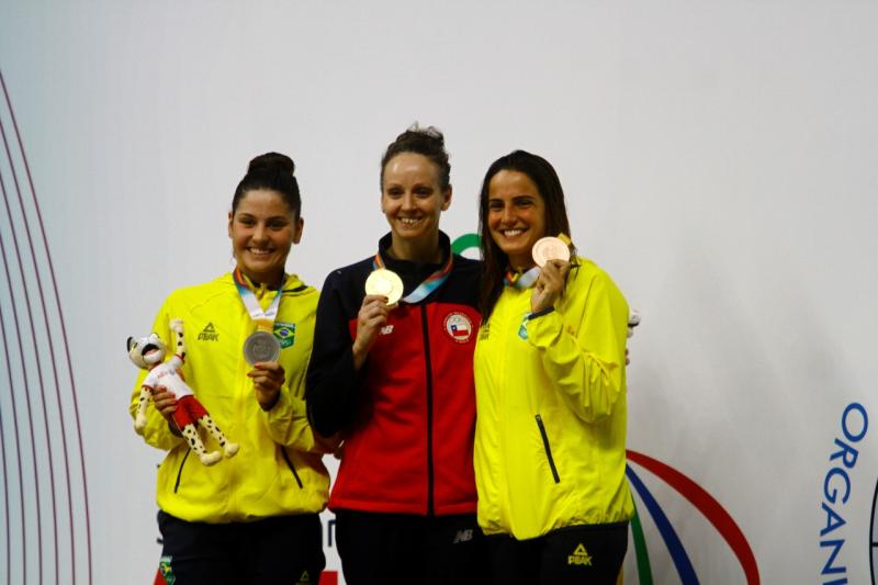 Kristel Kobrich posando con la medalla de oro en los Odesur - COCh