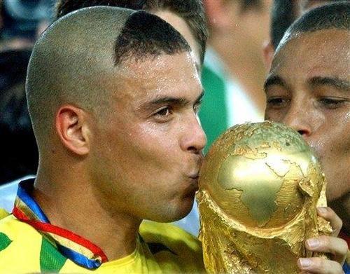 Ronaldo se matriculó como máximo goleador de la Copa del Mundo en 2002.