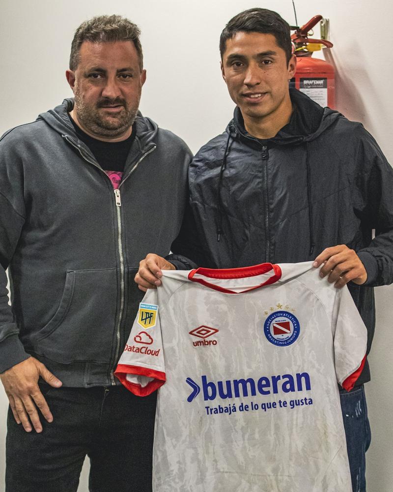 Luciano Cabral con la camiseta de Argentinos Juniors - Twitter