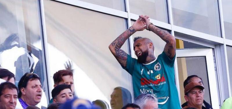 Arturo Vidal viviendo desde las gradas uno de los duelos de Rodelindo Román.