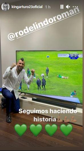 Arturo Vidal celebrando el ascenso de Rodelindo Román a Segunda División en 2021.