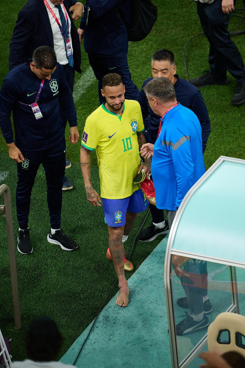 Neymar salió golpeado en el debut ante Serbia, el primer partido de Brasil en el Mundial