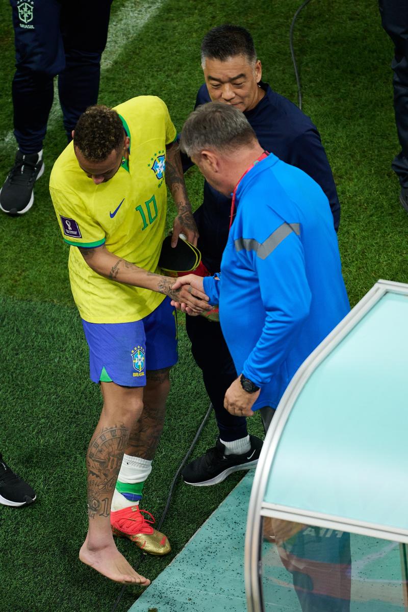 Neymar salió golpeado en el debut ante Serbia, el primer partido de Brasil en el Mundial