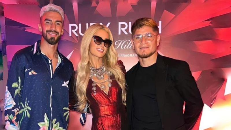 Ambos jugadores de Colo Colo se fotografiaron con Paris Hilton en el evento.
