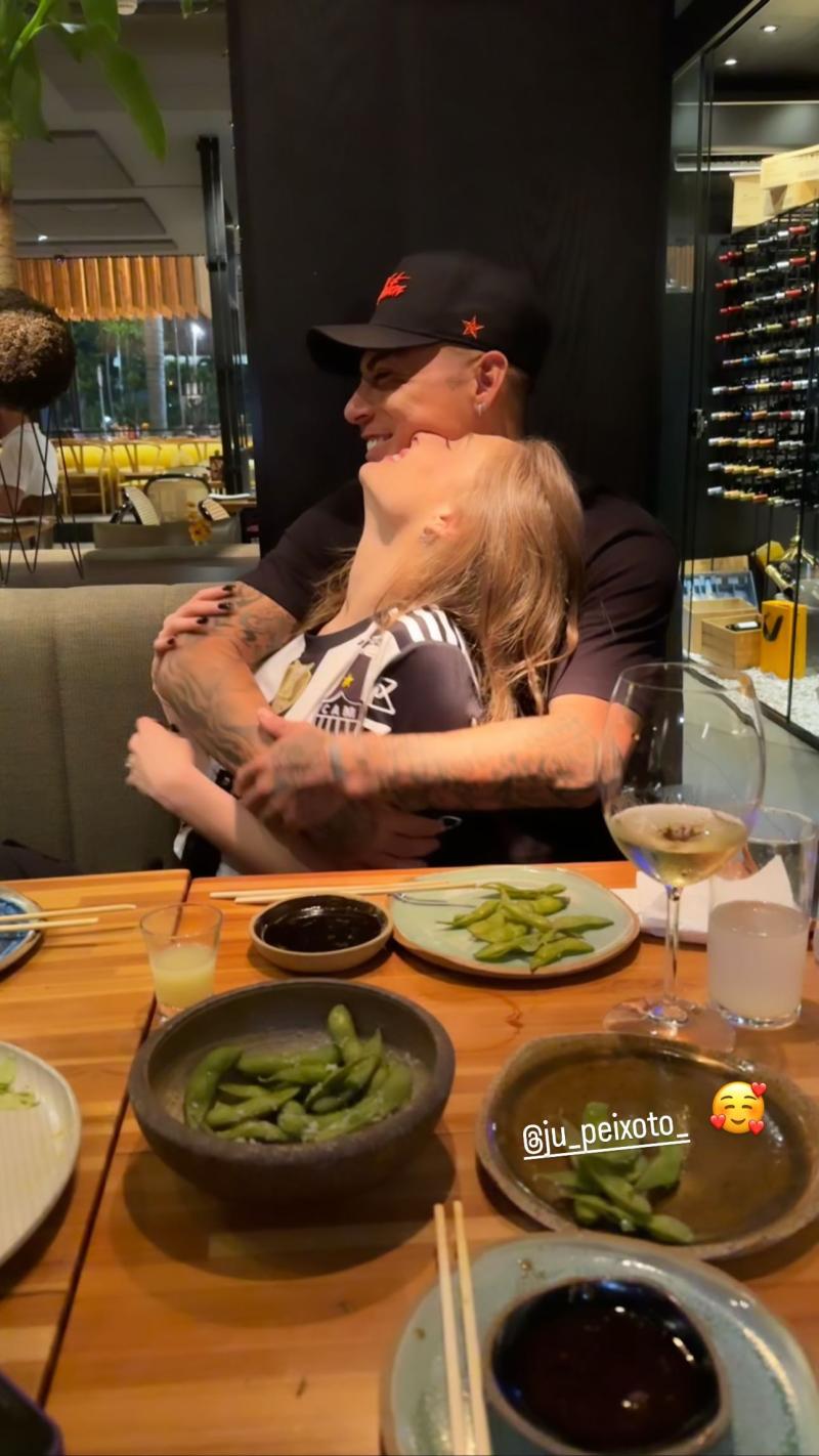 Eduardo Vargas junto a Juliana Peixoto.