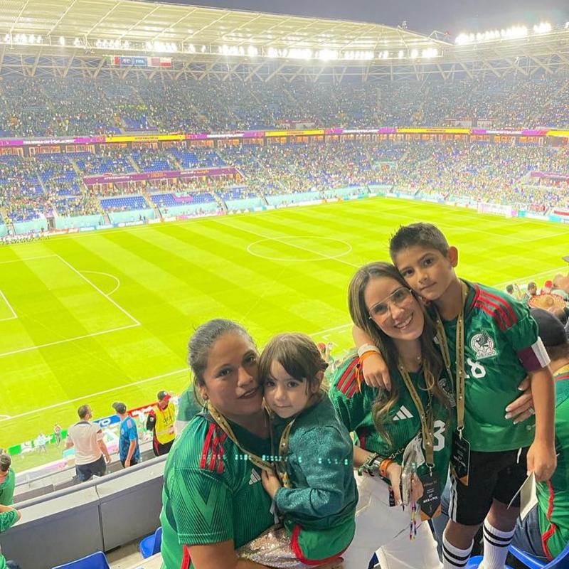 Sandra de la Vega, junto a sus hijos y Ushi, su empleada.