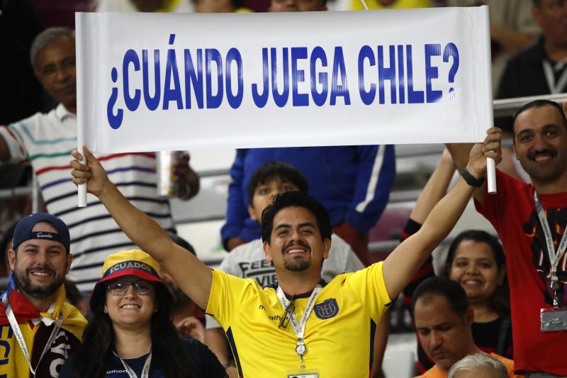 Hincha de Ecuador se burla de la ausencia de Chile desde Catar.