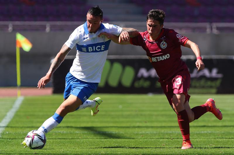 Leandro Díaz enfrentando a la UC, uno de los clubes que estuvo interesado en ficharlo el 2021.
