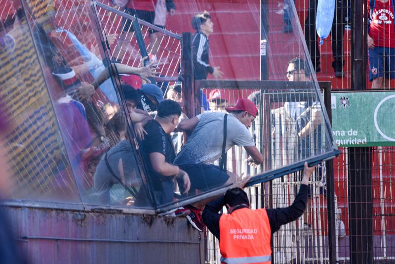 Hinchas de Universidad de Chile ingresaron a la fuerza al estadio Santa Laura.