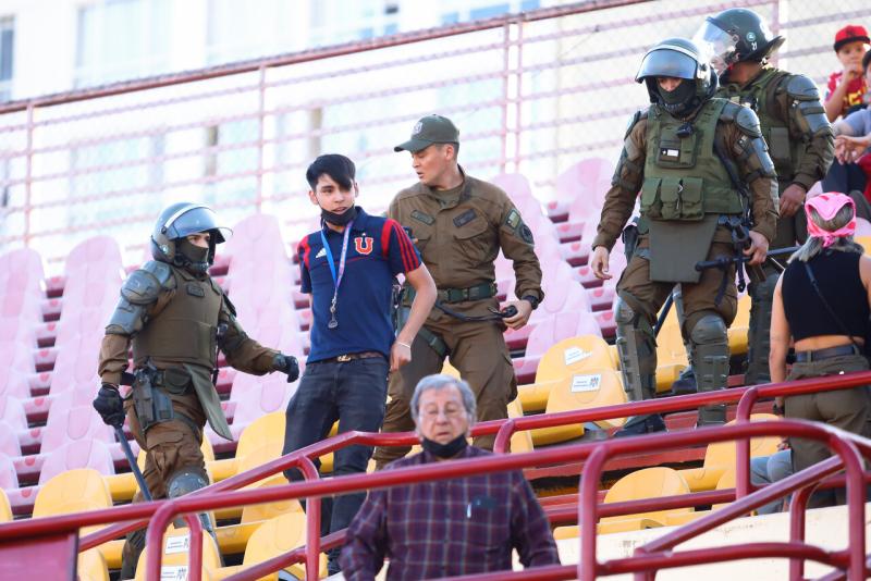Carabineros detuvo a hinchas de Universidad de Chile. Imagen: Agencia Uno.