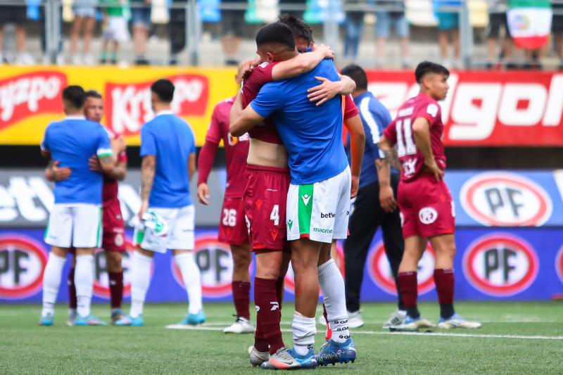 Leandro Díaz recibiendo el abrazo de su ex compañero Luis Riveros.