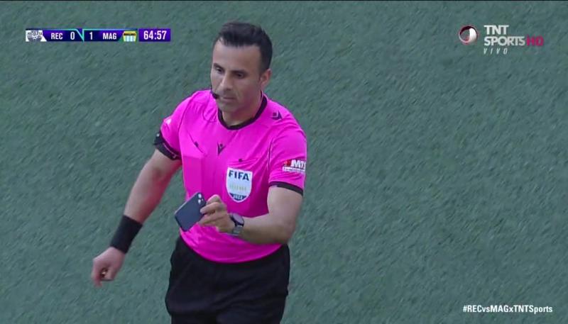 A Piero Maza le lanzaron un celular en el estadio Bicentenario de La Florida.