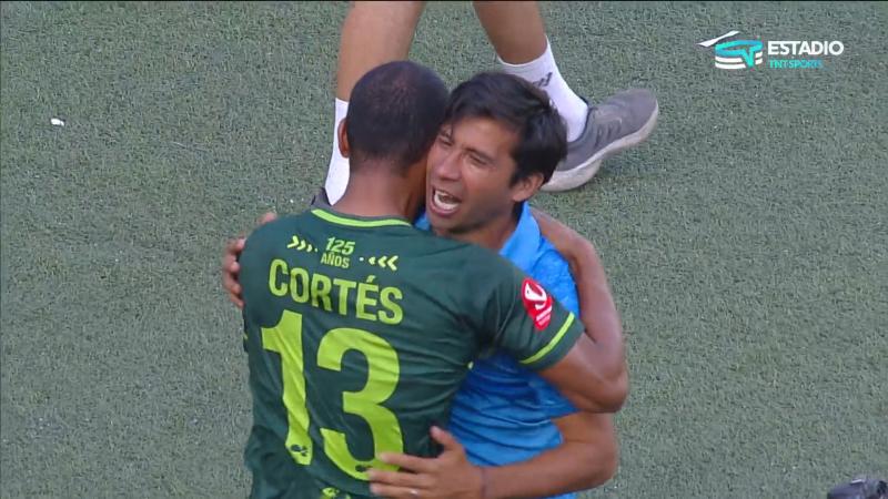 César Cortés abrazando a Nicolás Núñez, DT de Magallanes.