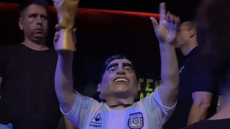 ¿Un enano disfrazado de Maradona?