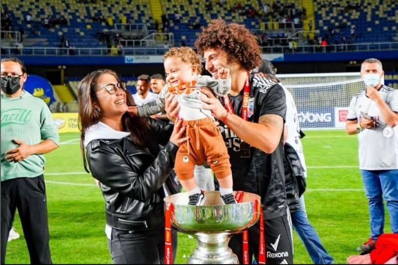 Maximiliano Falcón junto a su novia y su hjo Domingo.
