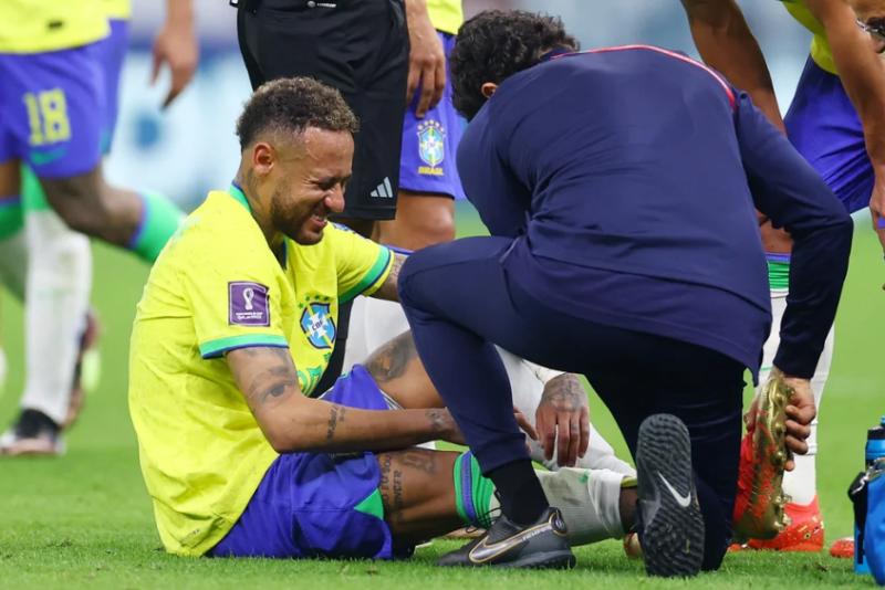 Neymar abandonó entre lagrimas el partido entre Brasil y Serbia del Mundial Catar 2022.