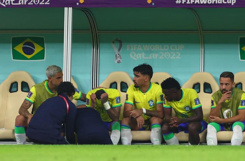 Neymar abandonó entre lagrimas el partido entre Brasil y Serbia del Mundial Catar 2022.