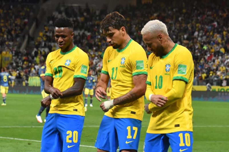 Lucas Paquetá bailando junto a sus compañeros de selección.