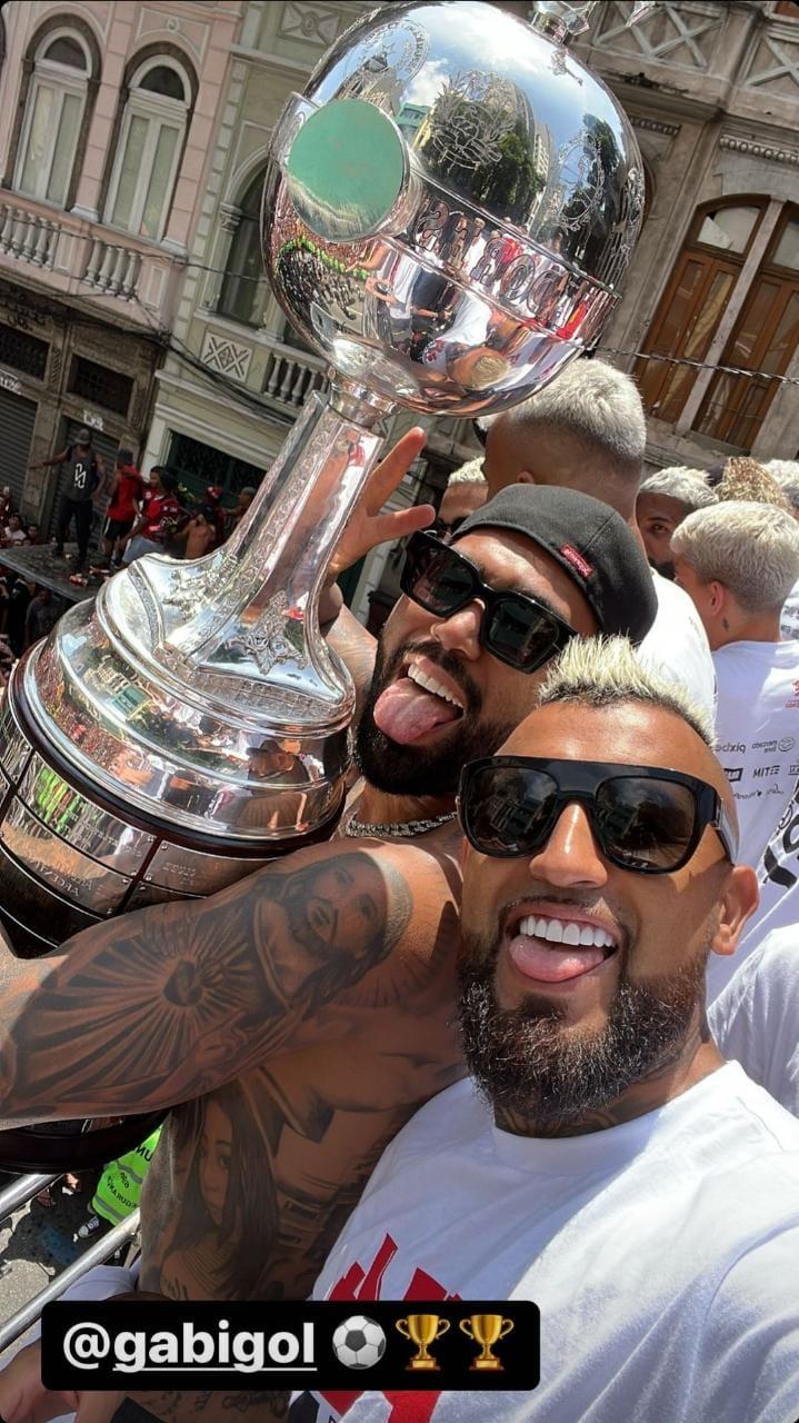 Arturo Vidal junto a Gabriel Barbosa y el trofeo de la Copa Libertadores.