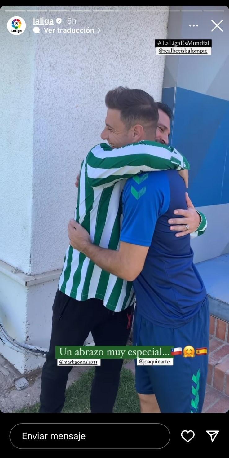 Mark González aprovechó el entrenamiento del Real Betis para estrechar un fuerte abrazo con Joaquín.