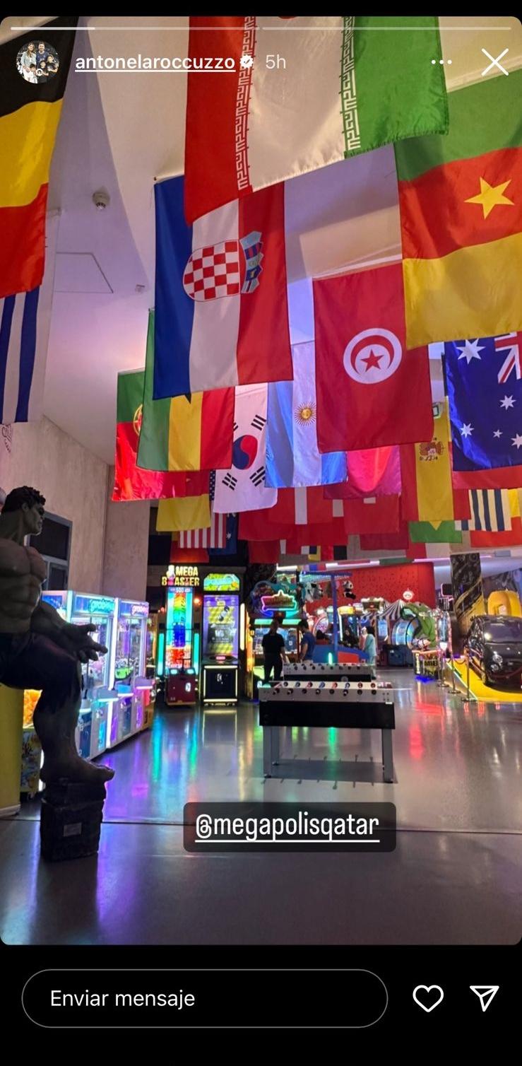 Antonela Roccuzzo y sus tres hijos salieron a divertirse a un local de juegos en Catar.