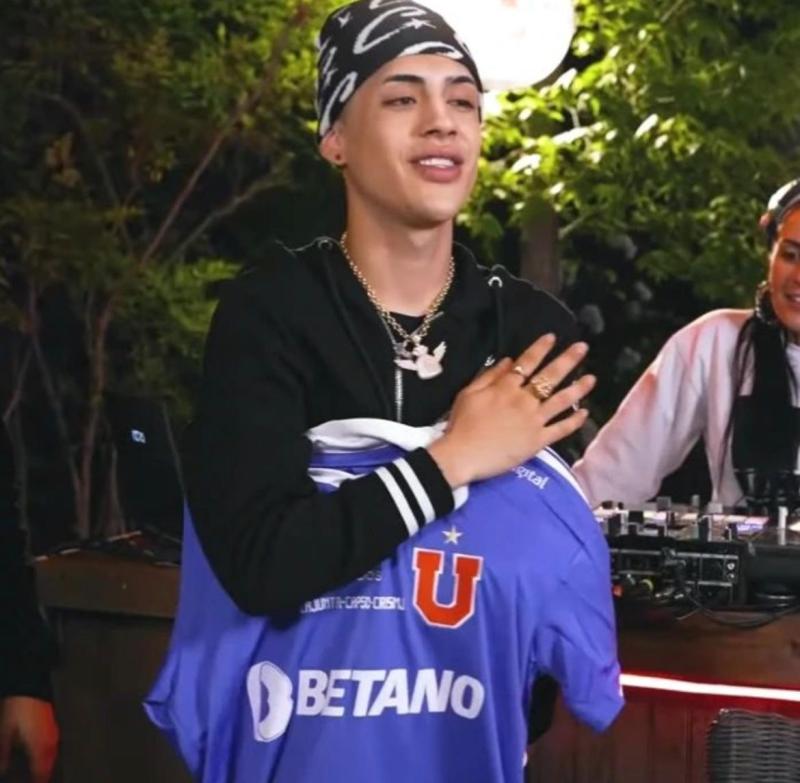 Cris MJ con la camiseta de la U.